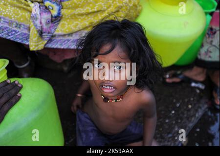 08.12.2011, Indien, Maharashtra, Mumbai - Porträt eines kleinen Mädchens im Slum Dharavi in Mumbai. Das Viertel Dharavi liegt im Herzen Indiens Stockfoto