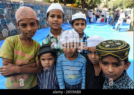 09.12.2011, Indien, Maharashtra, Mumbai - Porträt einer Gruppe muslimischer Jungen nach dem Freitagsgebet im Dharavi-Slum von Mumbai. Der Distrikt Dharavi ist loc Stockfoto