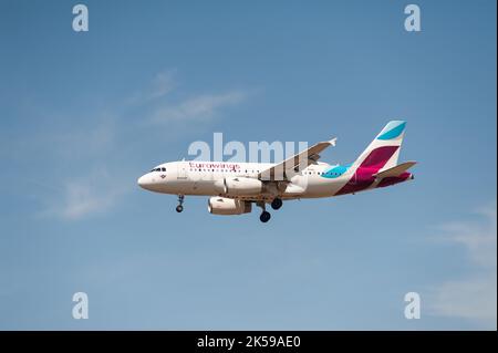 17.07.2022, Deutschland, Berlin - ein Airbus A319-100 Passagierflugzeug von Eurowings mit der Registrierung D-AGWL auf dem Weg zum Flughafen Berlin Brandenburg BER Stockfoto