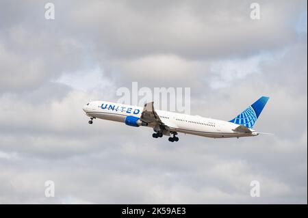 17.07.2022, Deutschland, Berlin - Ein Passagierflugzeug der United Airlines Boeing 767-400ER mit der Registrierung N76065 am Start vom Berlin Brandenburg BER Ai Stockfoto