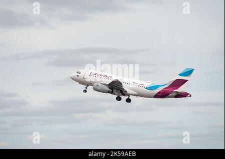 17.07.2022, Deutschland, Berlin - ein Airbus A319-100 Passagierflugzeug von Eurowings mit der Registrierung D-AGWB nimmt ab Berlin Brandenburg BER Airpo ab Stockfoto