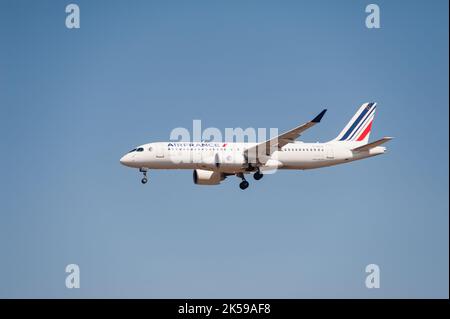 31.07.2022, Deutschland, Berlin - ein Air France Airbus A220-300 Passagierflugzeug mit der Registrierung F-HZUA auf dem Weg zum Flughafen Berlin Brandenburg BER. Stockfoto