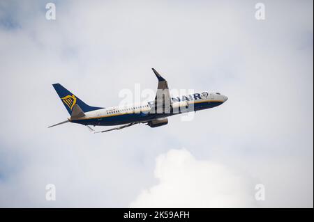 30.08.2022, Deutschland, Berlin - Ein Ryanair-Passagierflugzeug des Typs Boeing 737-800 mit der Registrierung 9H-QAQ starten vom Berlin Brandenburg BER Airp Stockfoto