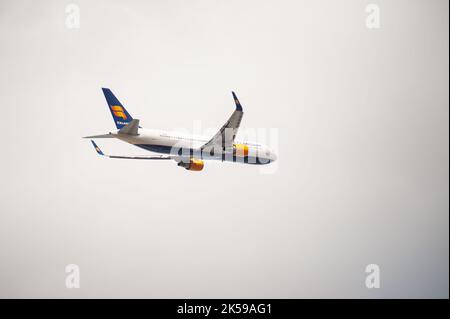 30.08.2022, Deutschland, Berlin - ein Icelandair-Passagierflugzeug des Typs Boeing 767-300 mit Registrierung TF-ISN am Start vom Berlin Brandenburg BER Stockfoto