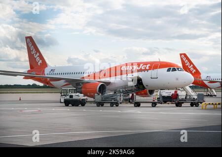 30.08.2022, Deutschland, Berlin - ein Airbus A320-200 Passagierflugzeug von easyJet Europe mit der Zulassung OE-IVF wird auf dem Vorfeld in Berlin Br. Geparkt Stockfoto