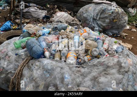 Kisumu, Nyanza, Kenia. 4. Oktober 2022. Ein Blick auf Kunststoffflaschen für das Recycling in einem Abfallsammelzentrum in Kisumu. Aktivisten und Umweltgruppen in Kenia und anderen Teilen der Welt haben die Coca-Cola Company als Sponsor des diesjährigen Klimagipfels COP 27, der im November in Ägypten stattfinden wird, verächtet. (Bild: © James Wakibia/SOPA Images via ZUMA Press Wire) Stockfoto