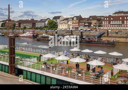 21.08.2022, Deutschland, Nordrhein-Westfalen, Duisburg - Hafenfest in Duisburg Ruhrort, vor einem Flusskreuzfahrtschiff, hinter dem Museumsschiff Oskar Hube Stockfoto