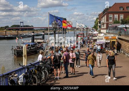21.08.2022, Deutschland, Nordrhein-Westfalen, Duisburg - Hafenfest in Duisburg Ruhrort, Museumsschiff Oskar Huber links. 00X220821D001CAROEX.JP Stockfoto