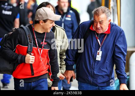 Suzuka, Japan. 7.. Oktober 2022. Suzuka, Japan. 7.. Oktober 2022. (L bis R): Präsident der FIA Drivers' Commission mit Jean Alesi (FRA). Großer Preis von Japan, Freitag, 7.. Oktober 2022. Suzuka, Japan. Quelle: James Moy/Alamy Live News Stockfoto