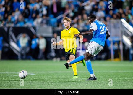 Charlotte, NC, USA. 5. Oktober 2022. Charlotte FC Mittelfeldspieler Derrick Jones (20) spielt in der zweiten Hälfte des Major League Soccer-Spiels im Bank of America Stadium in Charlotte, NC. (Scott KinserCal Sport Media). Kredit: csm/Alamy Live Nachrichten Stockfoto