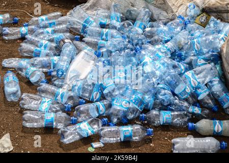 Kisumu, Nyanza, Kenia. 4. Oktober 2022. Ein Blick auf die Wasserflaschen des Coca-Cola-Unternehmens Dasani in einem Abfallsammelzentrum in Kisumu. Aktivisten und Umweltgruppen in Kenia und anderen Teilen der Welt haben die Coca-Cola Company als Sponsor des diesjährigen Klimagipfels COP 27, der im November in Ägypten stattfinden wird, verächtet. (Bild: © James Wakibia/SOPA Images via ZUMA Press Wire) Stockfoto