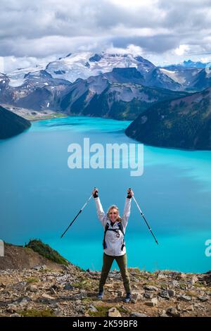 Wanderer feiert auf dem Panorama Ridge mit einer atemberaubenden Kulisse. Stockfoto