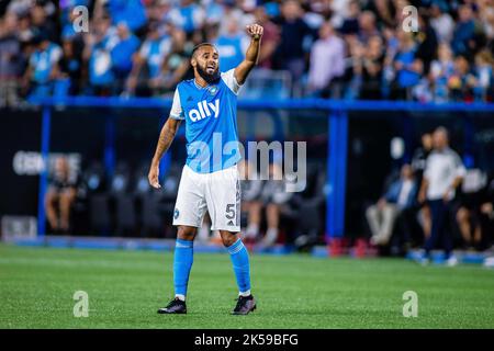 Charlotte, NC, USA. 5. Oktober 2022. Charlotte FC Verteidiger Anton Walkes (5) während der zweiten Hälfte des Major League Soccer-Spiels im Bank of America Stadium in Charlotte, NC. (Scott KinserCal Sport Media). Kredit: csm/Alamy Live Nachrichten Stockfoto