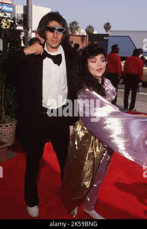 **DATEI FOTO** Judy Tenuta ist verstorben. EMO Phillips und Judy Tenuta bei den zweiten jährlichen American Comedy Awards am 17. Mai 1988 im Hollywood Palladium in Hollywood, Kalifornien.Quelle: Ralph Dominguez/MediaPunch Stockfoto