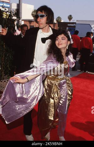 **DATEI FOTO** Judy Tenuta ist verstorben. EMO Phillips und Judy Tenuta bei den zweiten jährlichen American Comedy Awards am 17. Mai 1988 im Hollywood Palladium in Hollywood, Kalifornien.Quelle: Ralph Dominguez/MediaPunch Stockfoto