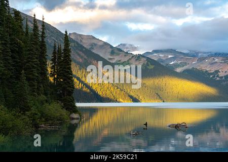 Blick auf den Garibaldi-See und die Bergkulisse mit Spiegelreflexion während des Sonnenuntergangs. Stockfoto