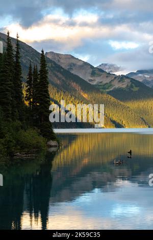 Blick auf den Garibaldi-See und die Bergkulisse mit Spiegelreflexion während des Sonnenuntergangs. Stockfoto