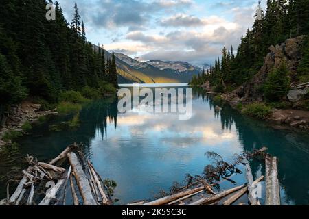 Blick auf den Garibaldi-See und die Bergkulisse mit Spiegelreflexion während des Sonnenuntergangs. Stockfoto