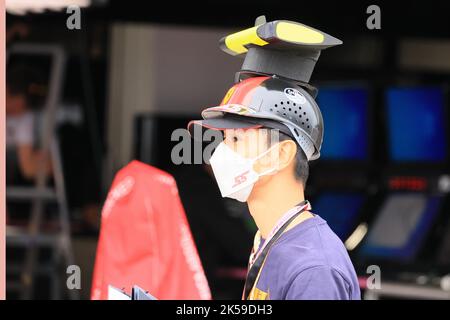 Suzuka Circuit, Suzuka, Japan, 6. 2022. Oktober; Japanischer FIA Formel 1 Grand Prix: Ankunftstag: Fan auf der Rennstrecke mit Ferrari-Kamerahut Stockfoto