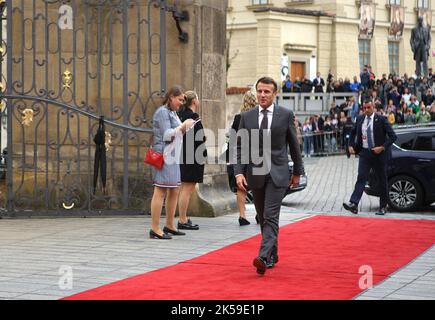 Prag, Tschechische Republik. 6. Oktober 2022. Der französische Präsident Emmanuel Macron kommt zur ersten Sitzung der Europäischen Politischen Gemeinschaft (EPC) am 6. Oktober 2022 in Prag, Tschechien, an. Über 40 europäische Staats- und Regierungschefs trafen sich hier am Donnerstag zur Eröffnungssitzung des EPÜ. Quelle: Dana Kesnerova/Xinhua/Alamy Live News Stockfoto