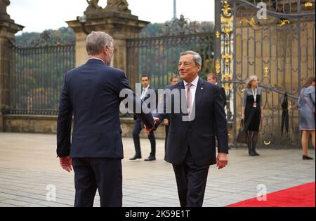 Prag, Tschechische Republik. 6. Oktober 2022. Der italienische Premierminister Mario Draghi (R) kommt zur ersten Sitzung der Europäischen Politischen Gemeinschaft (EPC) am 6. Oktober 2022 in Prag, Tschechien, an. Über 40 europäische Staats- und Regierungschefs trafen sich hier am Donnerstag zur Eröffnungssitzung des EPÜ. Quelle: Dana Kesnerova/Xinhua/Alamy Live News Stockfoto