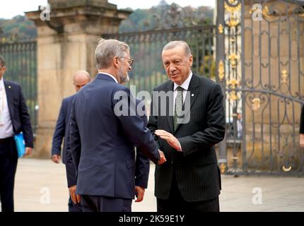 Prag, Tschechische Republik. 6. Oktober 2022. Der türkische Präsident Recep Tayyip Erdogan (R) kommt zur ersten Sitzung der Europäischen Politischen Gemeinschaft (EPC) am 6. Oktober 2022 in Prag, Tschechien, an. Über 40 europäische Staats- und Regierungschefs trafen sich hier am Donnerstag zur Eröffnungssitzung des EPÜ. Quelle: Dana Kesnerova/Xinhua/Alamy Live News Stockfoto