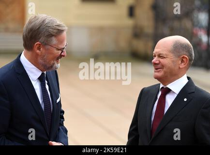 Prag, Tschechische Republik. 6. Oktober 2022. Bundeskanzler Olaf Scholz (R) kommt zur Eröffnungssitzung der Europäischen Politischen Gemeinschaft (EPC) am 6. Oktober 2022 in Prag, Tschechien, an. Über 40 europäische Staats- und Regierungschefs trafen sich hier am Donnerstag zur Eröffnungssitzung des EPÜ. Quelle: Lian Yi/Xinhua/Alamy Live News Stockfoto