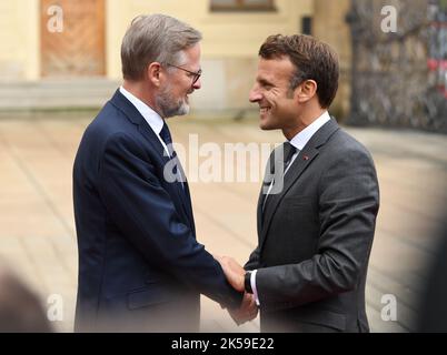 Prag, Tschechische Republik. 6. Oktober 2022. Der französische Präsident Emmanuel Macron (R) kommt zur ersten Sitzung der Europäischen Politischen Gemeinschaft (EPC) am 6. Oktober 2022 in Prag, Tschechien, an. Über 40 europäische Staats- und Regierungschefs trafen sich hier am Donnerstag zur Eröffnungssitzung des EPÜ. Quelle: Lian Yi/Xinhua/Alamy Live News Stockfoto