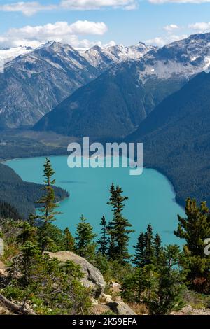 Die Ruhe der Alpen vom High Note Trail mit Blick auf den azurblauen Cheakamus Lake. Stockfoto