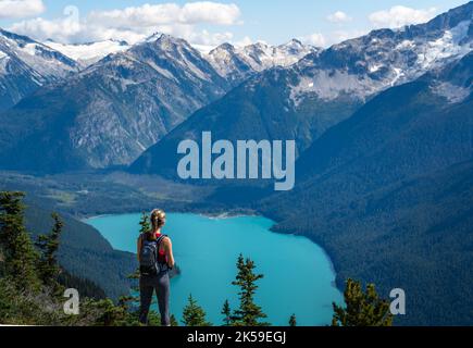 Panoramablick auf die Bergkette um Whistler, British Columbia, und Blick auf Cheakamous Lake vom High Note Trail am Whistler Mountain. Stockfoto