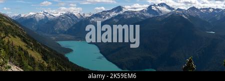 Blick auf den ruhigen Cheakamus Lake vom Whistler's High Note Trail. Stockfoto