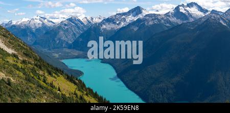 Blick auf den ruhigen Cheakamus Lake vom Whistler's High Note Trail. Stockfoto