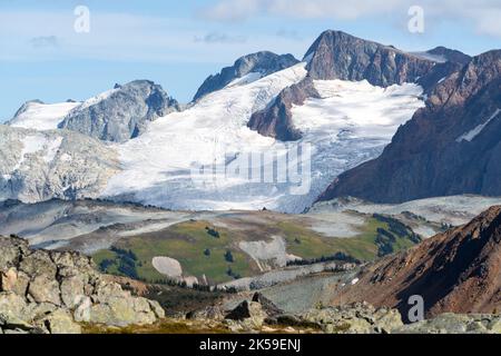 Blick auf den Overlord-Gletscher vom Whistler Mountain während des Sommers in British Columbia. Stockfoto