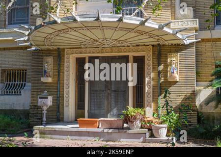 NEW ORLEANS, LA, USA - 1. OKTOBER 2022: Seiteneingang mit Freiheitsstatue-ähnlicher Baldachin des historischen Hauses im Stil der "Rairie" in der Freret Street Stockfoto