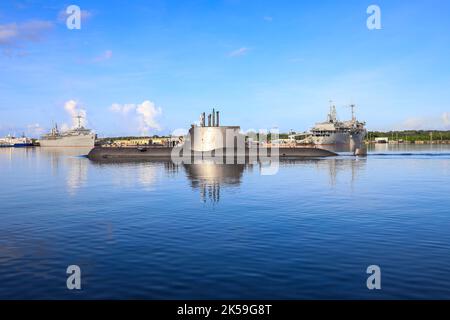 APRA HARBOUR, Guam (Sept 24, 2022) das Diesel-Elektro-U-Boot ROKS SINDOLSEOK (SS 082) der Republik Korea Sohn Wonyil segelt im Hafen von Apra in Richtung Marinestützpunkt Guam, 24. September. Der Marinestützpunkt Guam beherbergt mehrere Angriffsuntermarine der Los Angeles-Klasse und unterstützt Operationen mit Verbündeten und Partnern im Indo-Pazifik. (USA Navy Foto von Mass Communication Specialist 1. Class Victoria Kinney) Stockfoto