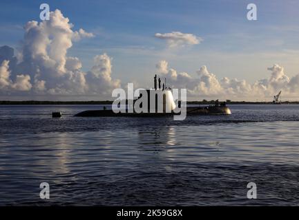 APRA HARBOUR, Guam (Sept 24, 2022) das Diesel-Elektro-U-Boot ROKS SINDOLSEOK (SS 082) der Republik Korea Sohn Wonyil segelt im Hafen von Apra in Richtung Marinestützpunkt Guam, 24. September. Der Marinestützpunkt Guam beherbergt mehrere Angriffsuntermarine der Los Angeles-Klasse und unterstützt Operationen mit Verbündeten und Partnern im Indo-Pazifik. (USA Navy Foto von Mass Communication Specialist 1. Class Victoria Kinney) Stockfoto