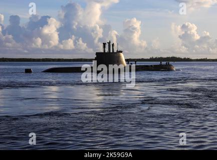 APRA HARBOUR, Guam (Sept 24, 2022) das Diesel-Elektro-U-Boot ROKS SINDOLSEOK (SS 082) der Republik Korea Sohn Wonyil segelt im Hafen von Apra in Richtung Marinestützpunkt Guam, 24. September. Der Marinestützpunkt Guam beherbergt mehrere Angriffsuntermarine der Los Angeles-Klasse und unterstützt Operationen mit Verbündeten und Partnern im Indo-Pazifik. (USA Navy Foto von Mass Communication Specialist 1. Class Victoria Kinney) Stockfoto