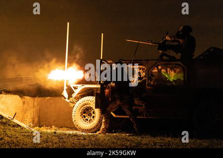 Ein Green Beret der US Army von 10. Special Forces Group (Airborne) feuert ein M240 Maschinengewehr während einer Live-Feuer-Übung mit den britischen Royal Marines vom 45 Commando in Grafenwöhr Training Area, Deutschland, 22. September 2022. Diese von den Spezialeinheiten geführte Übung soll ihre Fähigkeit verbessern, in Krisenzeiten mit den Kommandotruppen des Vereinigten Königreichs zusammenzuarbeiten. (USA Navy Foto von LT Rob Kunzig) Stockfoto