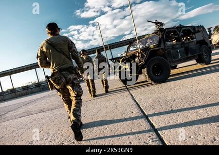 Großbritannien Royal Marines von 45 Commando und U.S. Army Green Berets von 10. Special Forces Group (Airborne) führen Proben vor einer Trainingsmission im Grafenwöhr Training Area, Deutschland, am 22. September 2022 durch. Diese von den Spezialeinheiten geführte Übung soll ihre Fähigkeit verbessern, in Krisenzeiten mit den Kommandotruppen des Vereinigten Königreichs zusammenzuarbeiten. (USA Navy Foto von LT Rob Kunzig) Stockfoto