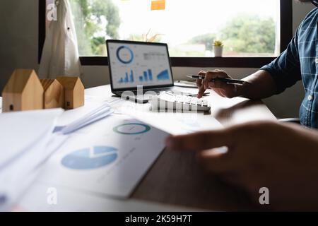 Business-Finanzierung Buchhaltung Banking-Konzept, Geschäftsmann Finanzen und berechnen über die Kosten für Immobilien-Investitionen, Konzept Hypothekendarlehen Stockfoto