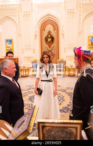 Jordaniens König Abdullah II., sein Sohn Kronprinz Hussein, Königin Rania Al Abdullah und der Sultan Haitham bin Tariq am 4. Oktober 2022 im Sultanspalast in Maskat, Oman. Foto von Balkis Press/ABACAPRESS.COM Stockfoto