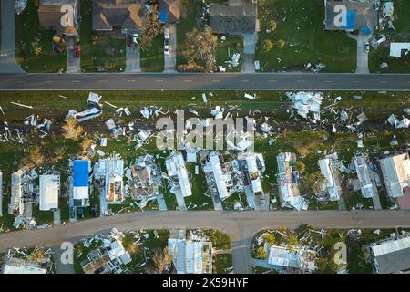 Hurrikan Ian zerstörte Häuser in Florida Wohngebieten. Naturkatastrophen und ihre Folgen Stockfoto