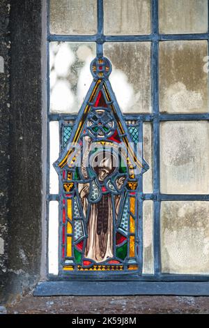 Kleines Buntglasfenster in St. Peter & St. Paul Church, Blockley, Gloucestershire, Cotswolds, England Stockfoto