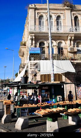 Palästinensisches Bagelbrot, das von Verkäufern in der Sultan Suleiman Straße in Ostjerusalem verkauft wird. Stockfoto