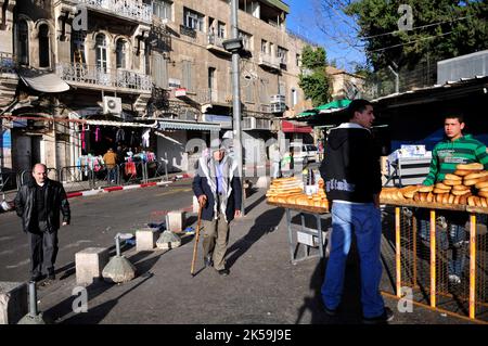 Palästinensisches Bagelbrot, das von Verkäufern in der Sultan Suleiman Straße in Ostjerusalem verkauft wird. Stockfoto