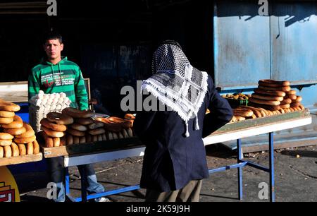 Palästinensisches Bagelbrot, das von Verkäufern in der Sultan Suleiman Straße in Ostjerusalem verkauft wird. Stockfoto