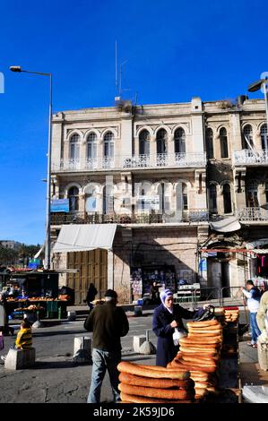 Palästinensisches Bagelbrot, das von Verkäufern in der Sultan Suleiman Straße in Ostjerusalem verkauft wird. Stockfoto