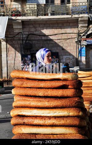 Palästinensisches Bagelbrot, das von Verkäufern in der Sultan Suleiman Straße in Ostjerusalem verkauft wird. Stockfoto