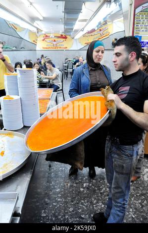 Frisches Knafeh in Jafar Süßigkeiten im muslimischen Viertel in der Altstadt von Jerusalem. Stockfoto