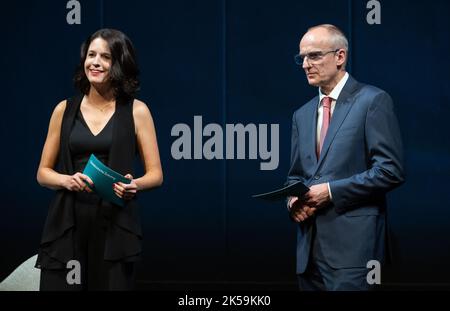 München, Deutschland. 06. Oktober 2022. Judith Wittwer, Chefredakteurin der Süddeutschen Zeitung, und Wolfgang Krach, Chefredakteur der Süddeutschen Zeitung, nehmen am Festakt zum 77.-jährigen Bestehen der Süddeutschen Zeitung im Gärtnerplatztheater Teil. Quelle: Sven Hoppe/dpa/Alamy Live News Stockfoto